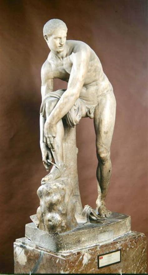 Statuetta di Hermes che si allaccia il sandalo.